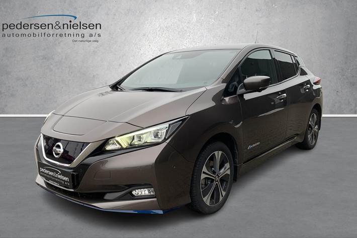 Bronze Nissan Leaf fra 2020 set udefra