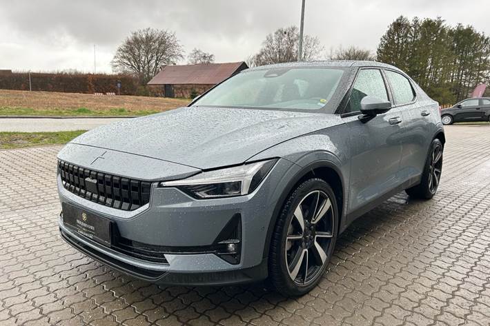 Grå Polestar 2 fra 2023 set udefra