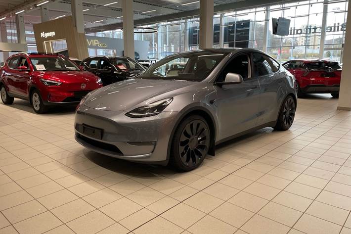 undefined Tesla Model Y fra 2024
