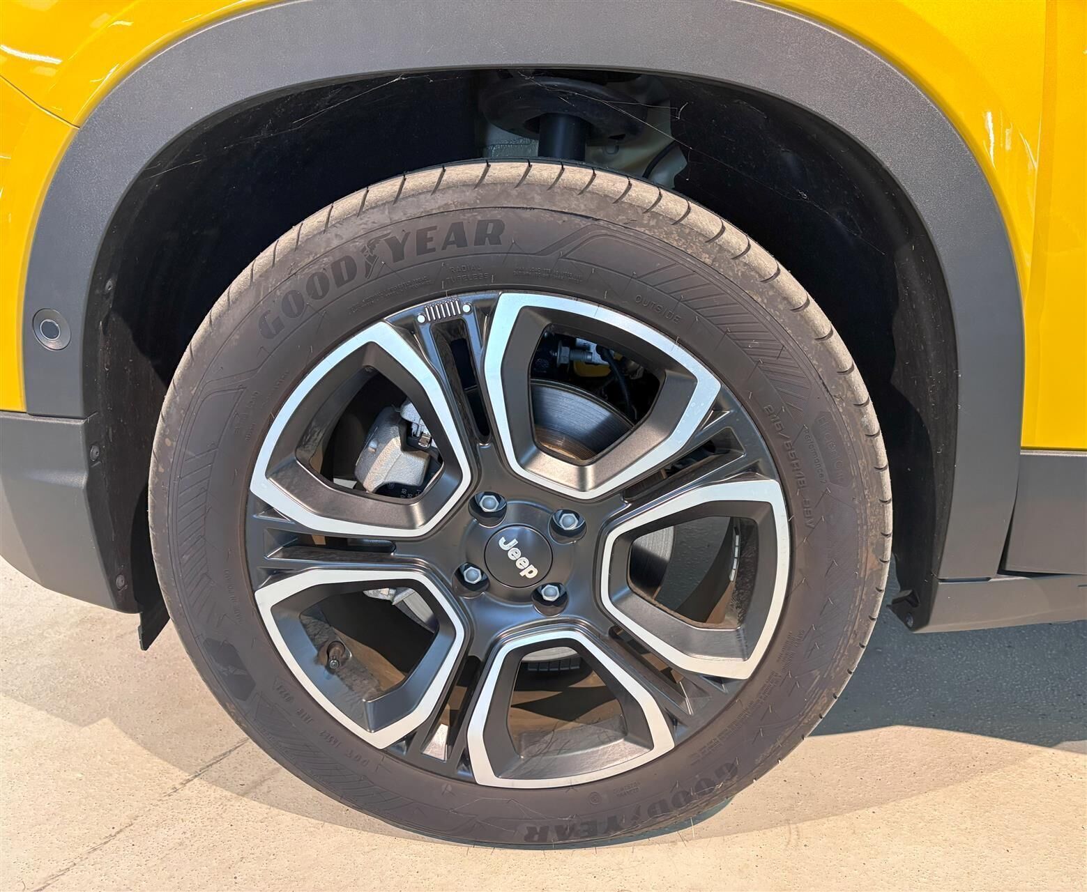 Gul Jeep Avenger fra 2023