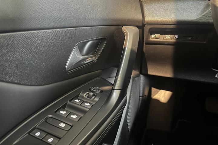 Grøn Peugeot 308 fra 2021