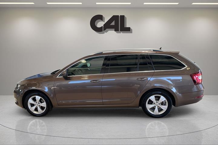 Brun Skoda Octavia fra 2019