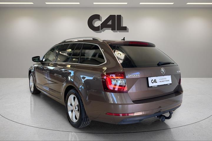 Brun Skoda Octavia fra 2019