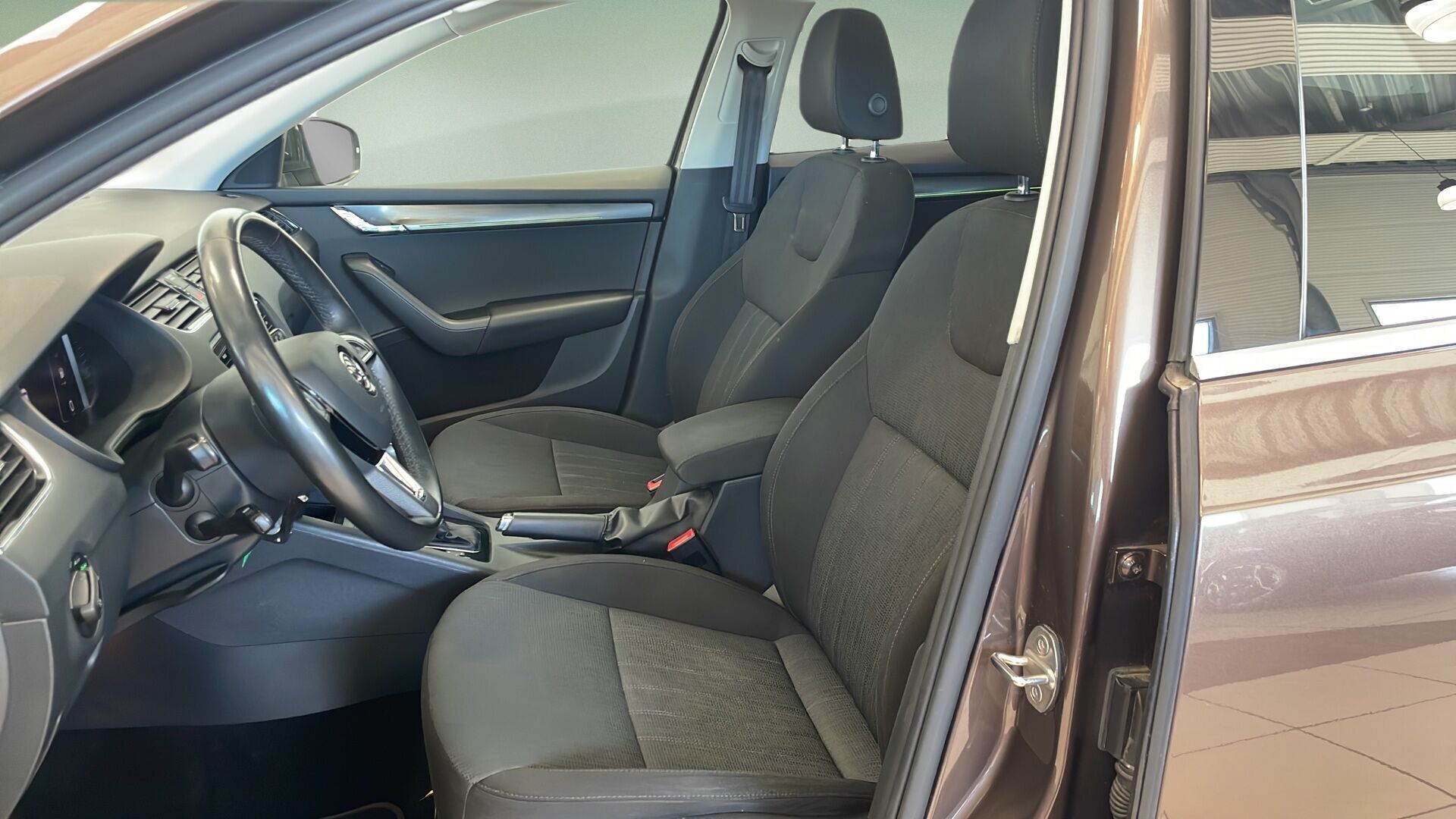 Brun Skoda Octavia fra 2019
