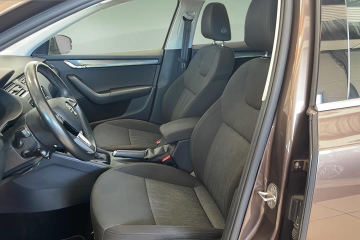 Brun Skoda Octavia fra 2019