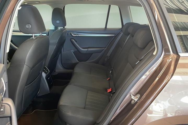 Brun Skoda Octavia fra 2019