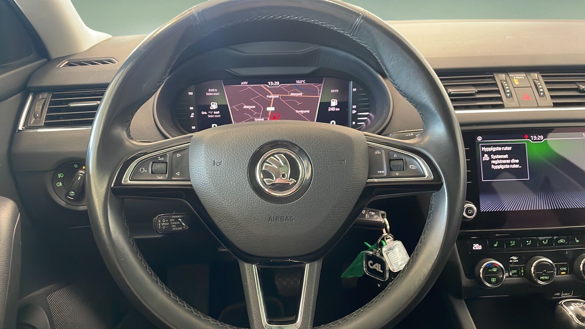 Brun Skoda Octavia fra 2019
