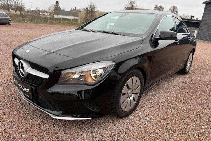 Sort Mercedes CLA200 fra 2016 set udefra