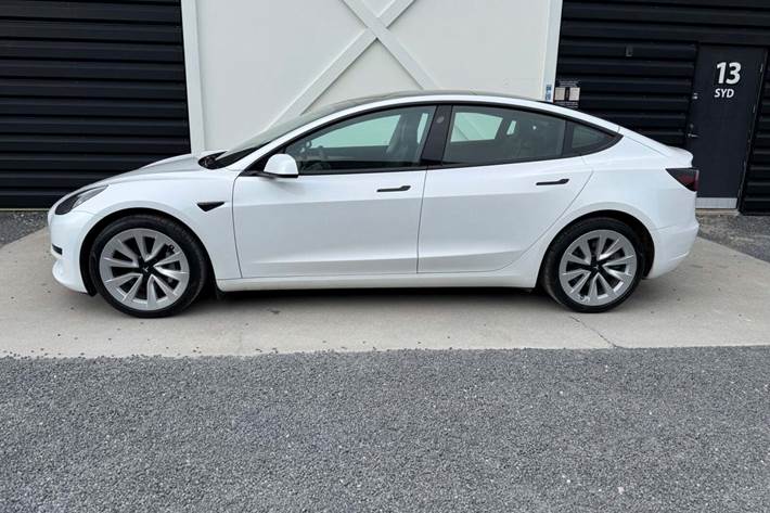 Hvid Tesla Model 3 fra 2022