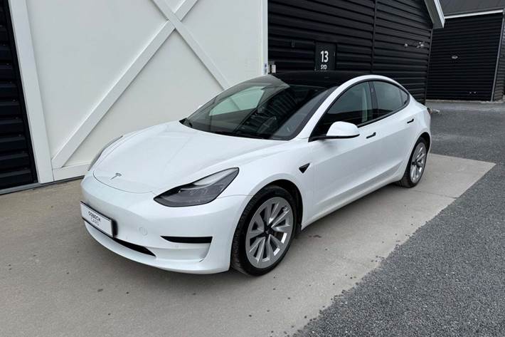 Hvid Tesla Model 3 fra 2022