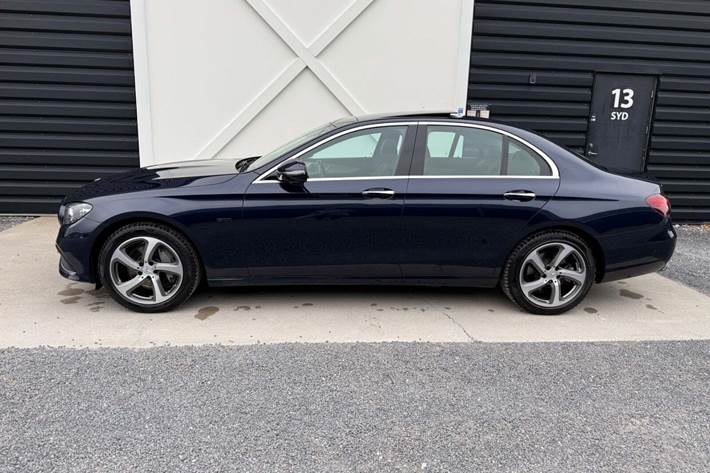 Blå Mercedes E300 e fra 2021