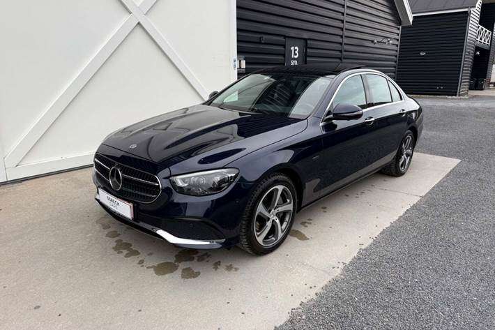 Blå Mercedes E300 e fra 2021