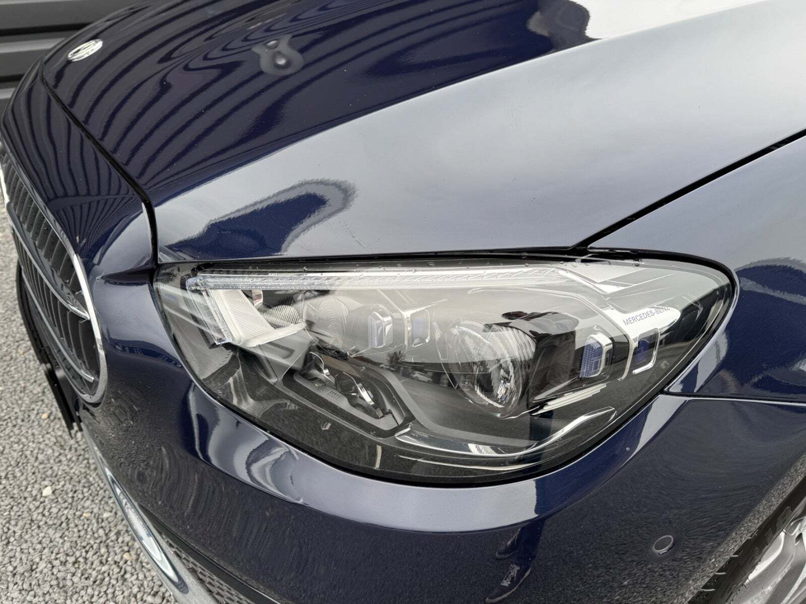 Blå Mercedes E300 e fra 2021