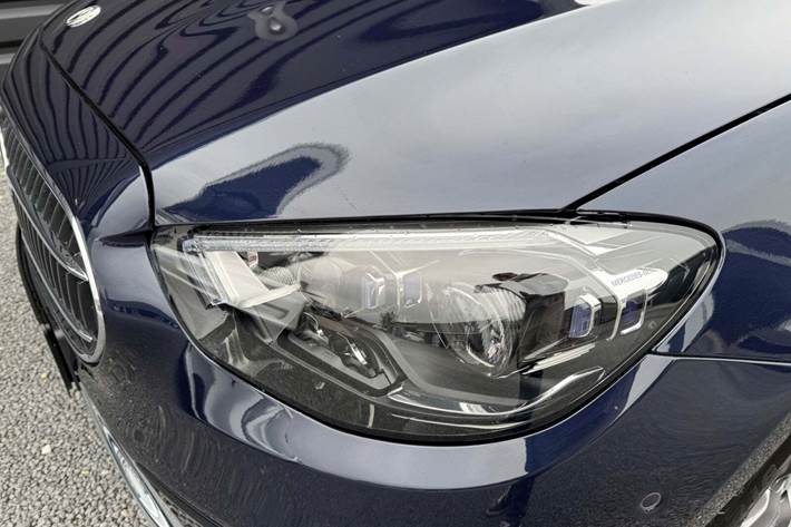 Blå Mercedes E300 e fra 2021