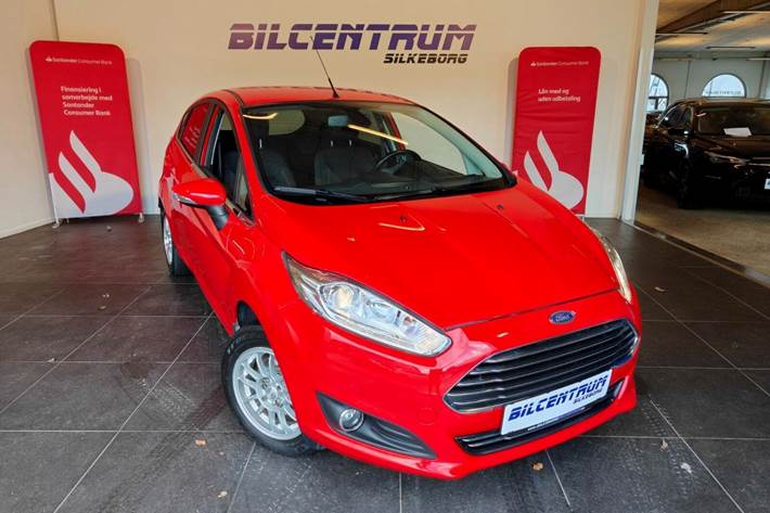 Rød Ford Fiesta fra 2015