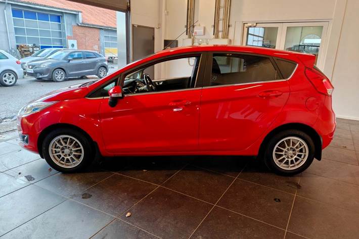 Rød Ford Fiesta fra 2015