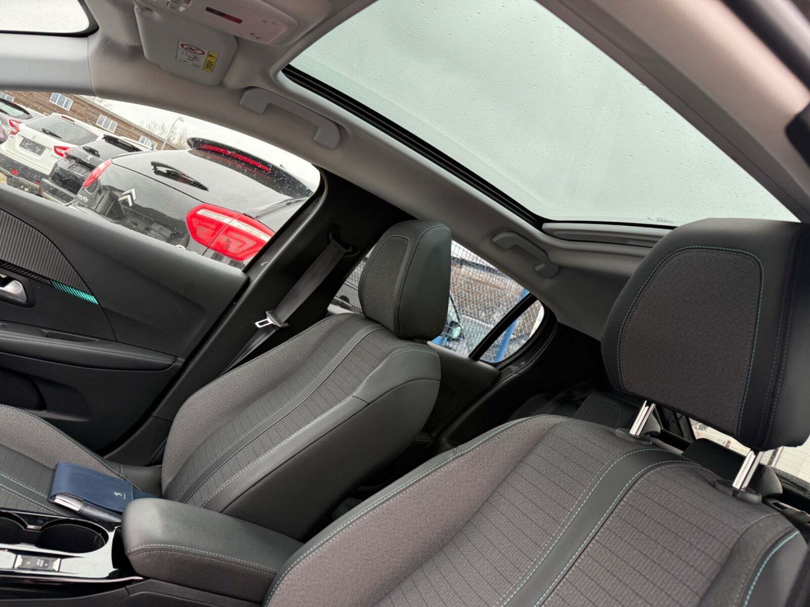 Grå Peugeot 208 fra 2020