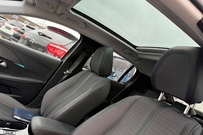 Grå Peugeot 208 fra 2020