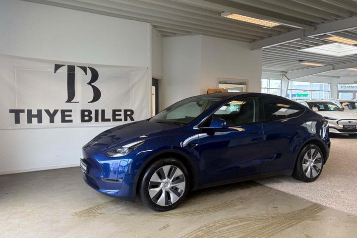 Blå Tesla Model Y fra 2022 set udefra