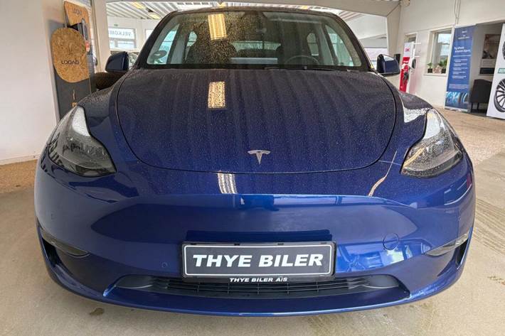 Blå Tesla Model Y fra 2022