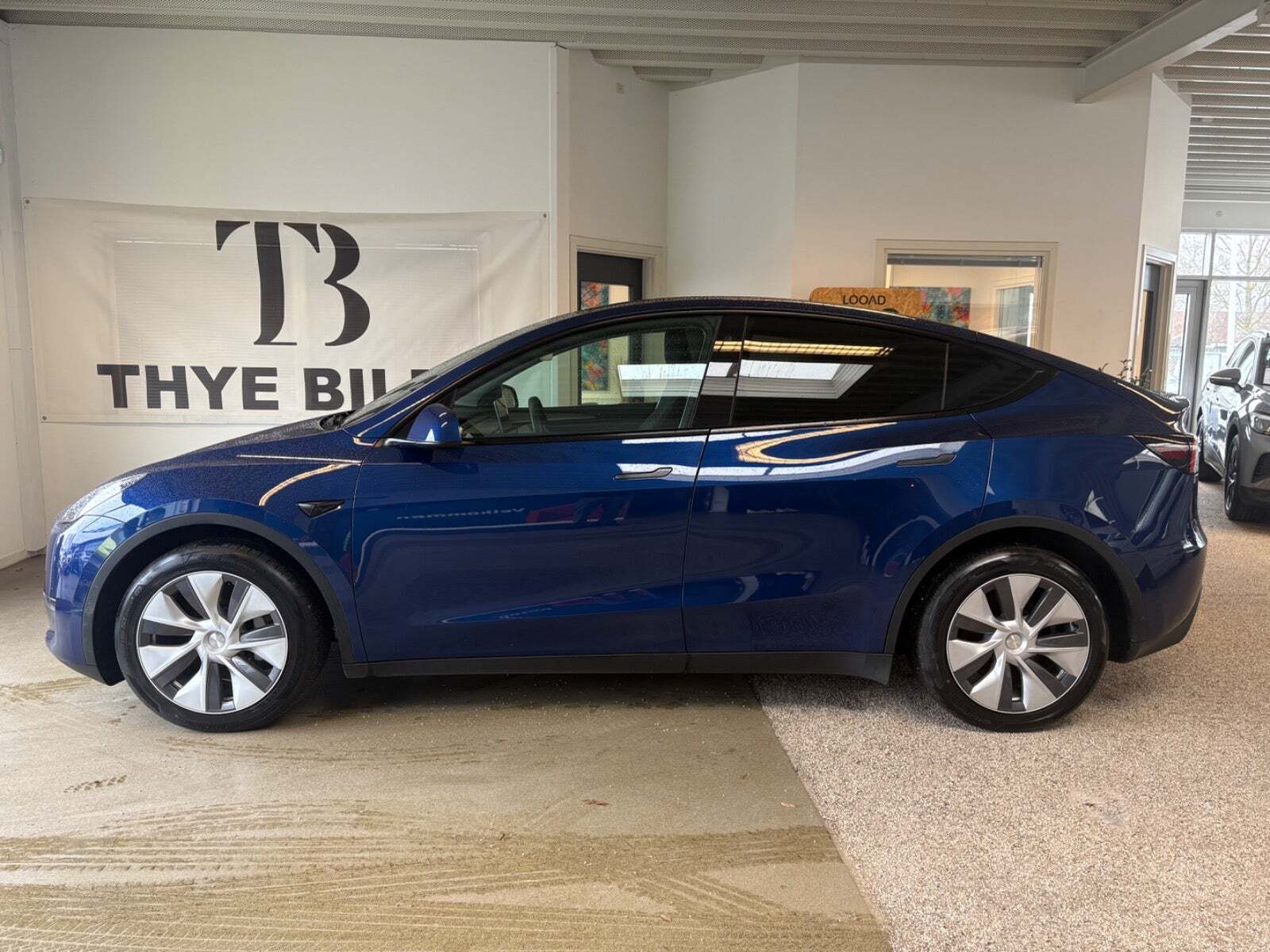 Blå Tesla Model Y fra 2022