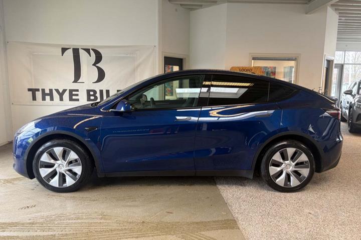 Blå Tesla Model Y fra 2022