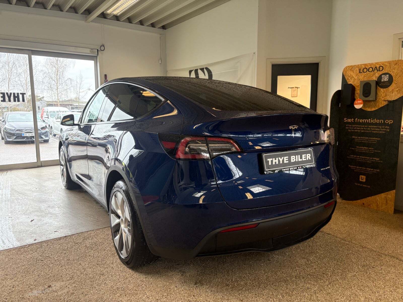 Blå Tesla Model Y fra 2022