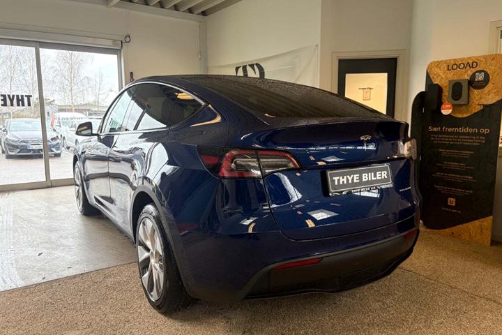 Blå Tesla Model Y fra 2022