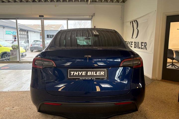 Blå Tesla Model Y fra 2022