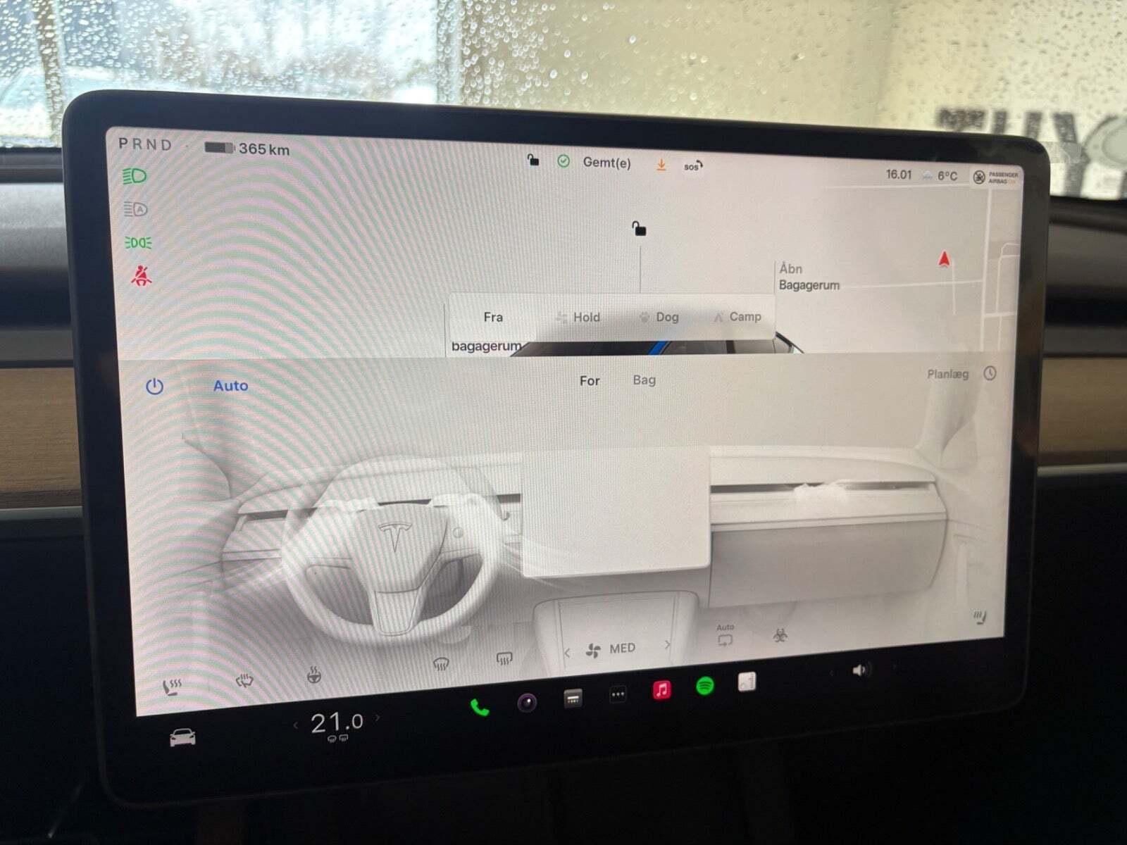 Blå Tesla Model Y fra 2022