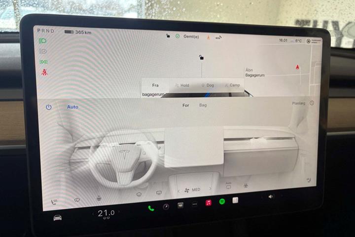 Blå Tesla Model Y fra 2022