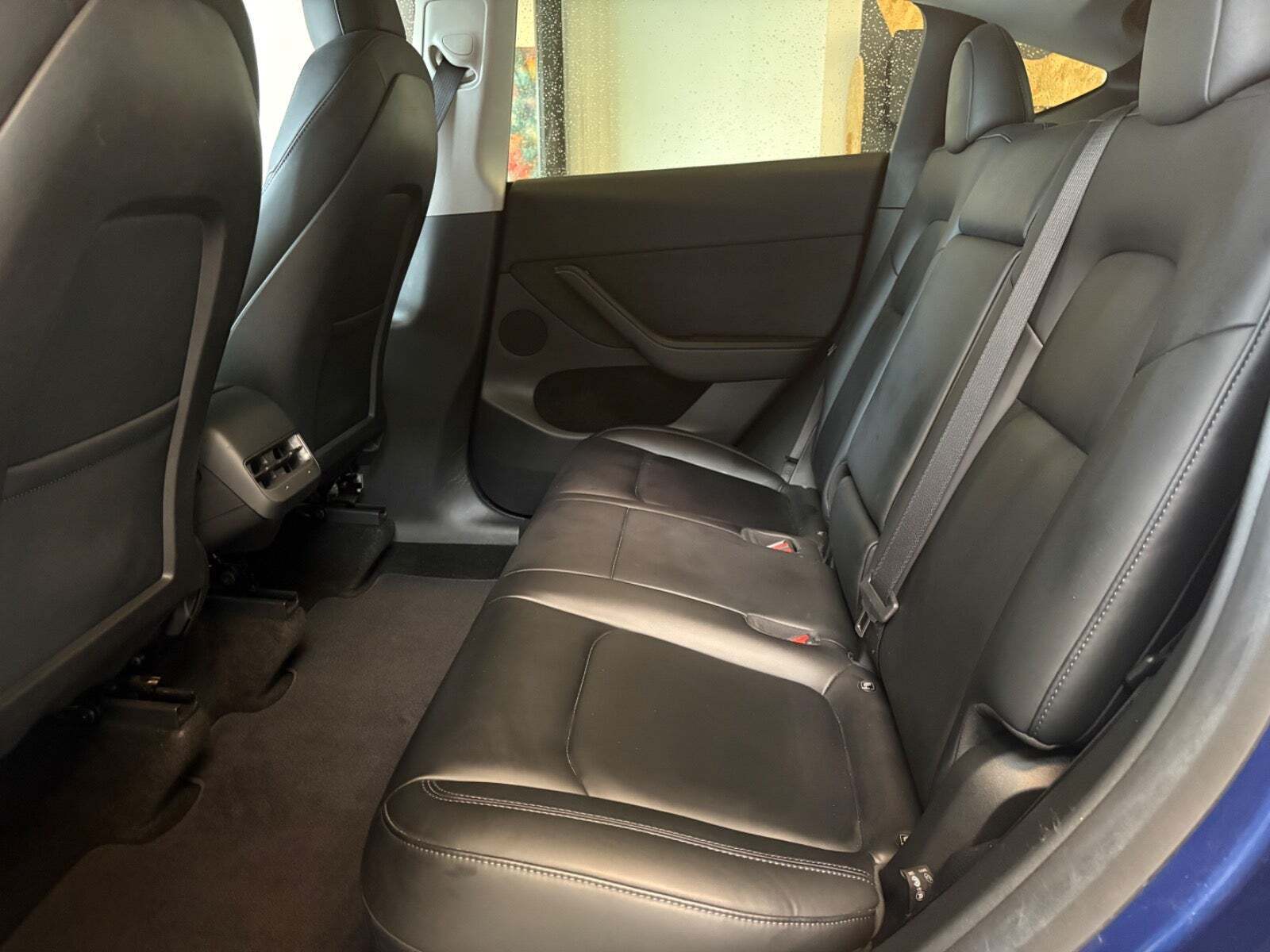 Blå Tesla Model Y fra 2022