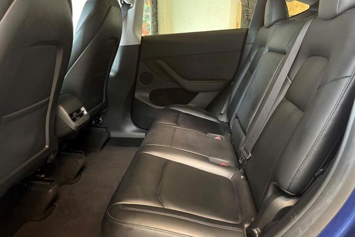 Blå Tesla Model Y fra 2022