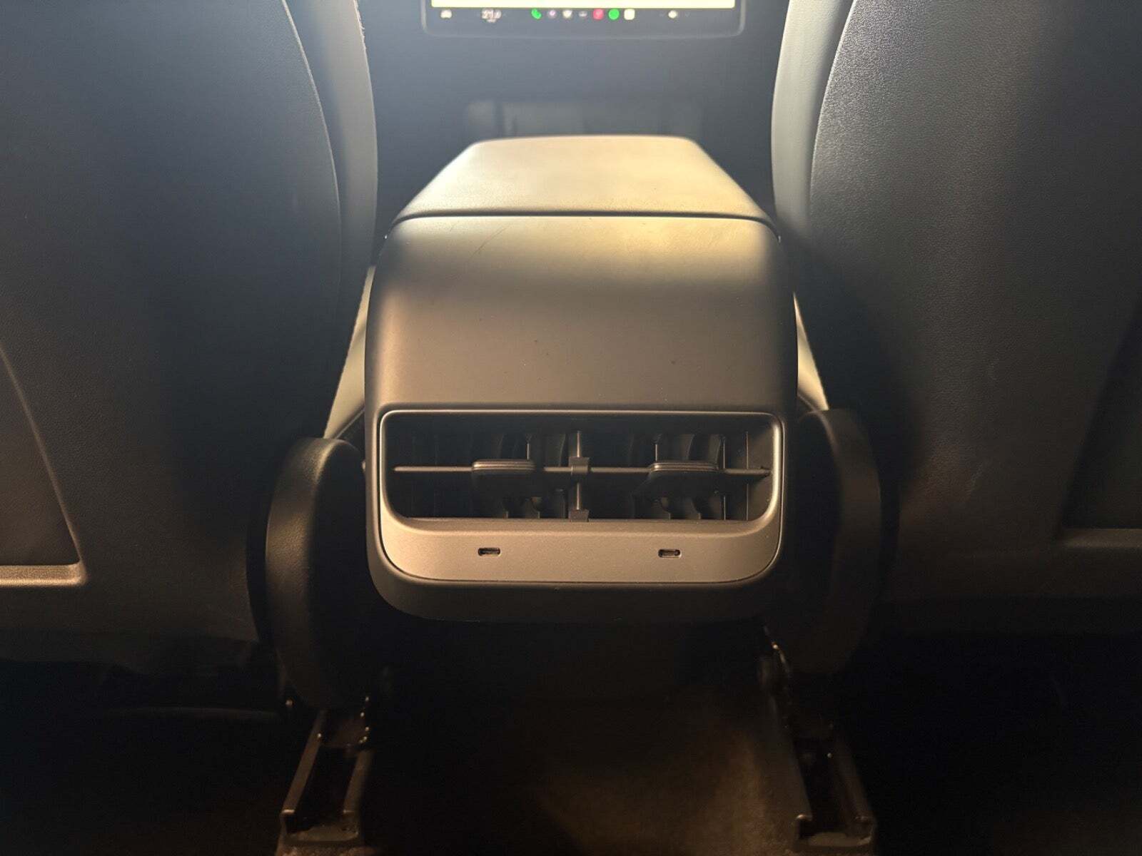 Blå Tesla Model Y fra 2022