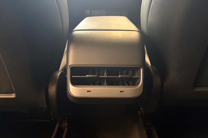 Blå Tesla Model Y fra 2022