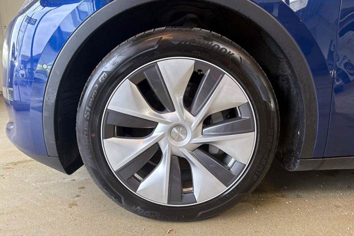 Blå Tesla Model Y fra 2022