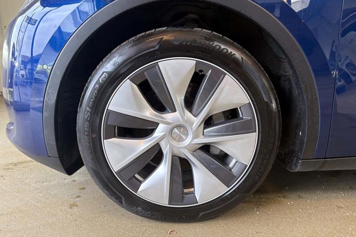 Blå Tesla Model Y fra 2022