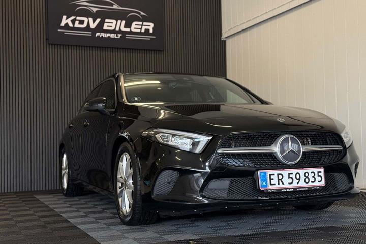 Sort Mercedes A200 fra 2018 set udefra