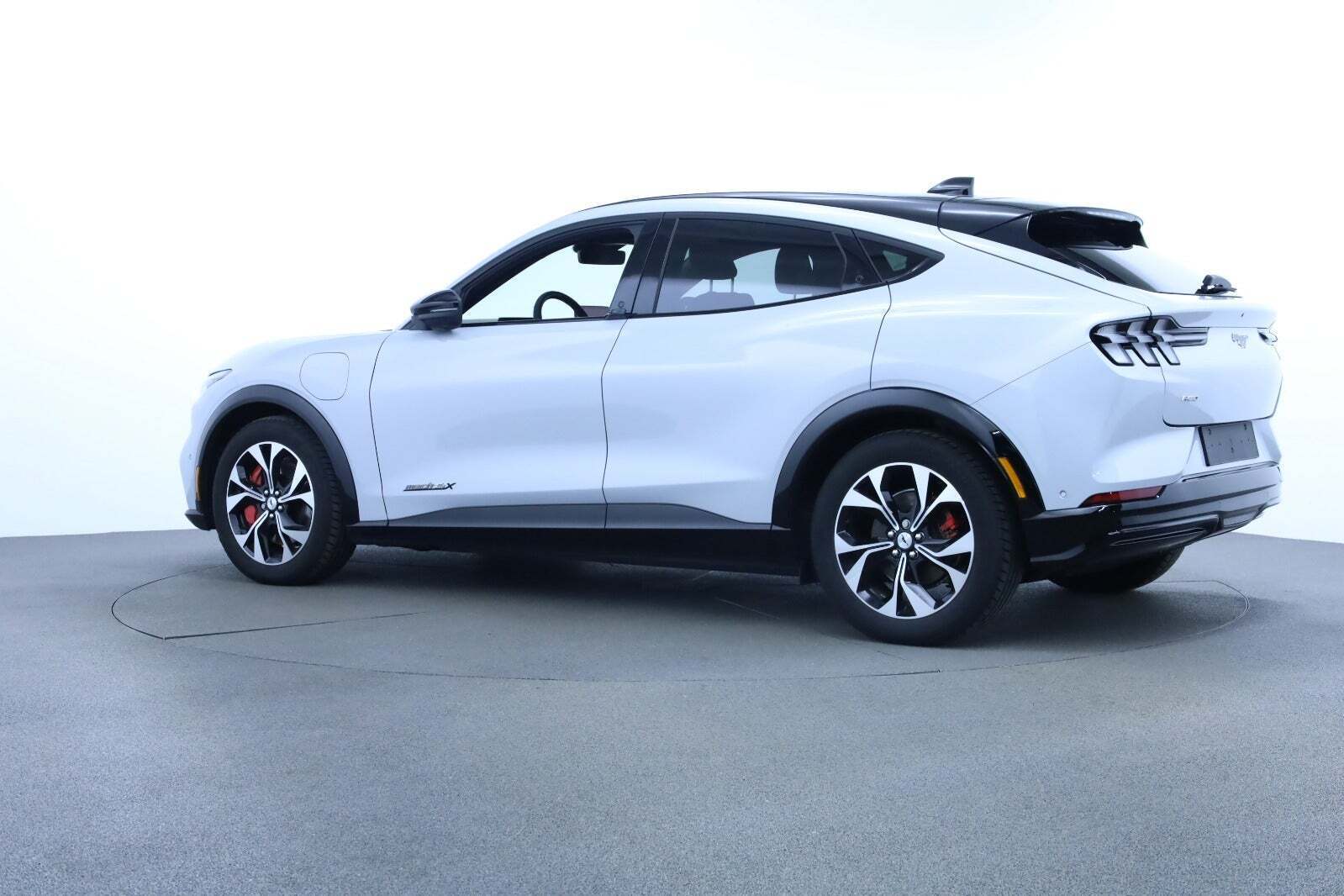 Hvid Ford Mustang Mach-E fra 2023