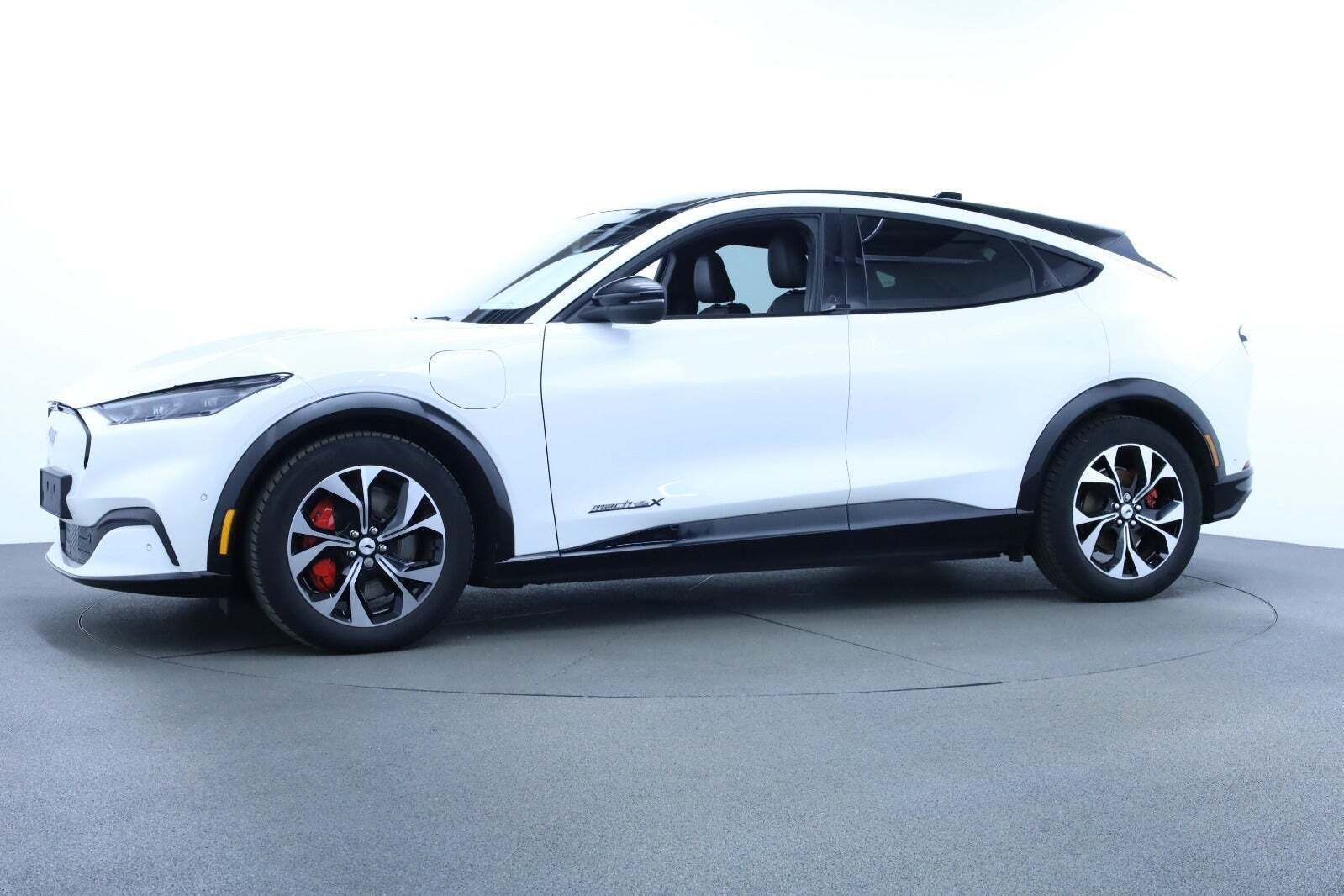 Hvid Ford Mustang Mach-E fra 2023