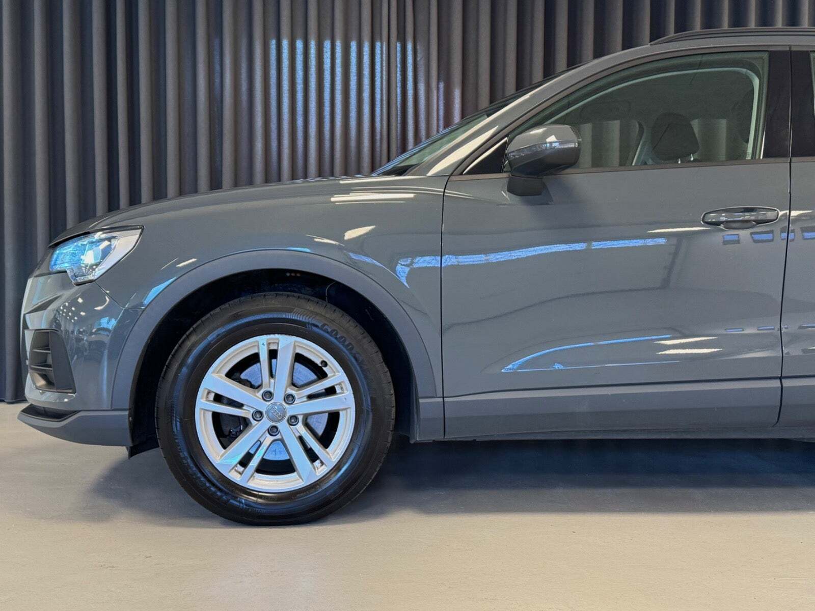 Grå Audi Q3 fra 2019