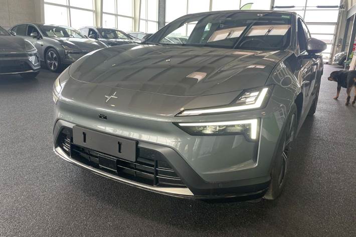 Grå Polestar 4 fra 2024