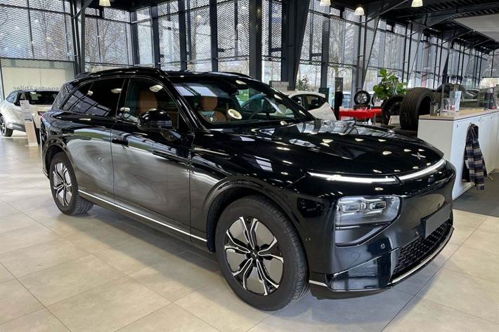 Sort Xpeng G9 fra 2025