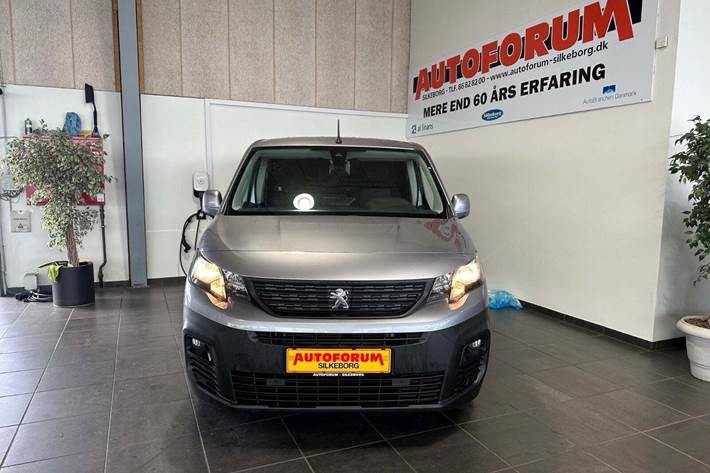 Grå Peugeot Partner fra 2021
