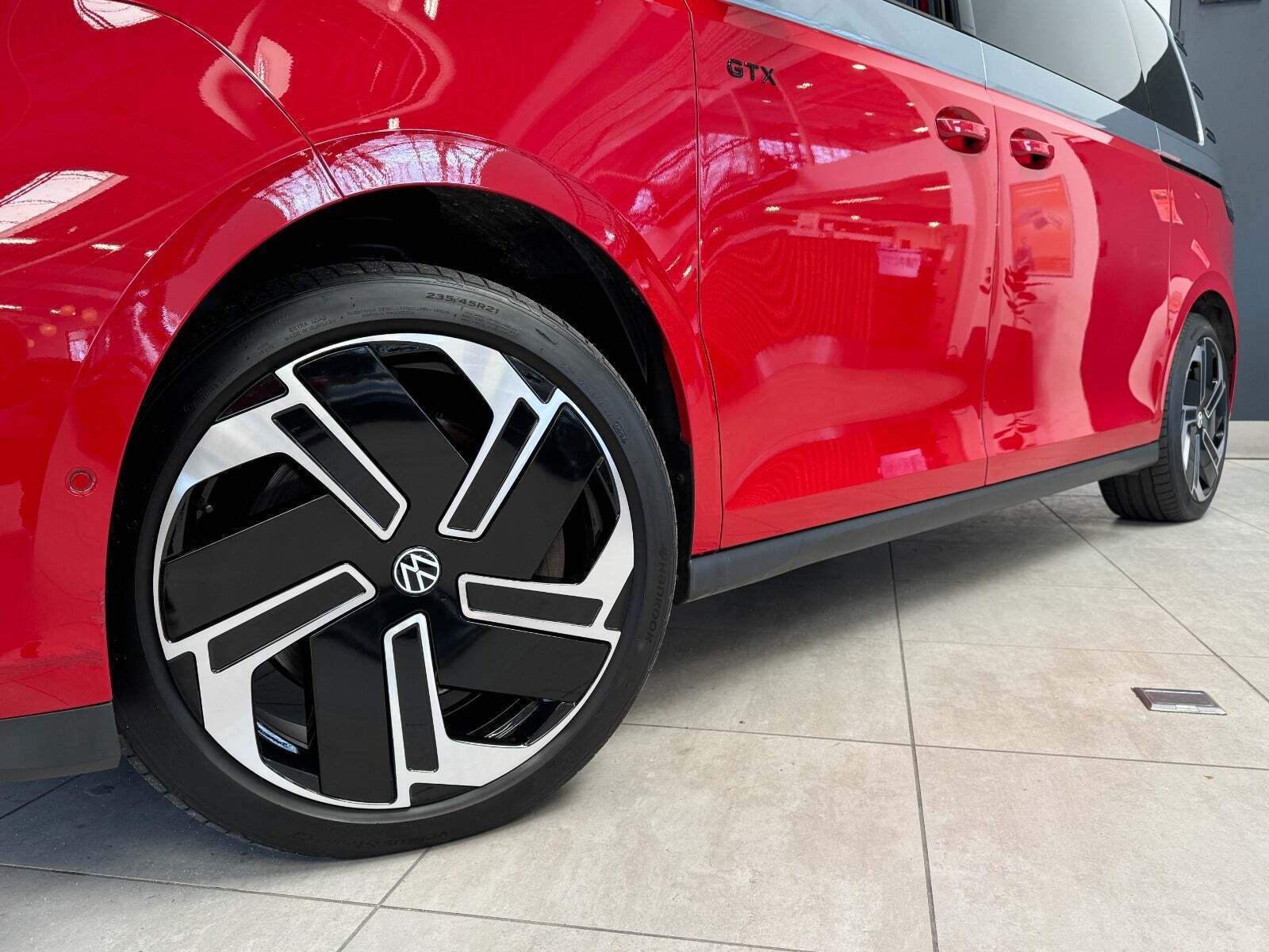 Rød VW ID.Buzz fra 2025