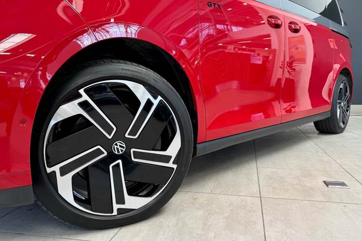 Rød VW ID.Buzz fra 2025