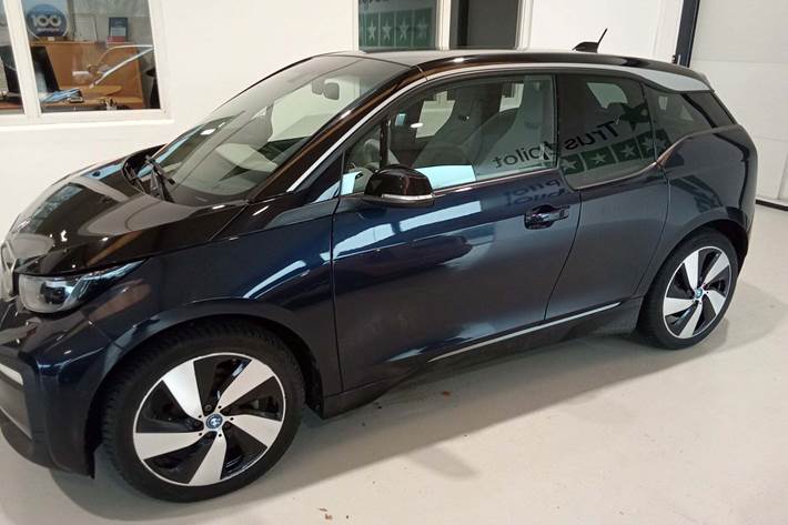 Blå BMW i3 fra 2021