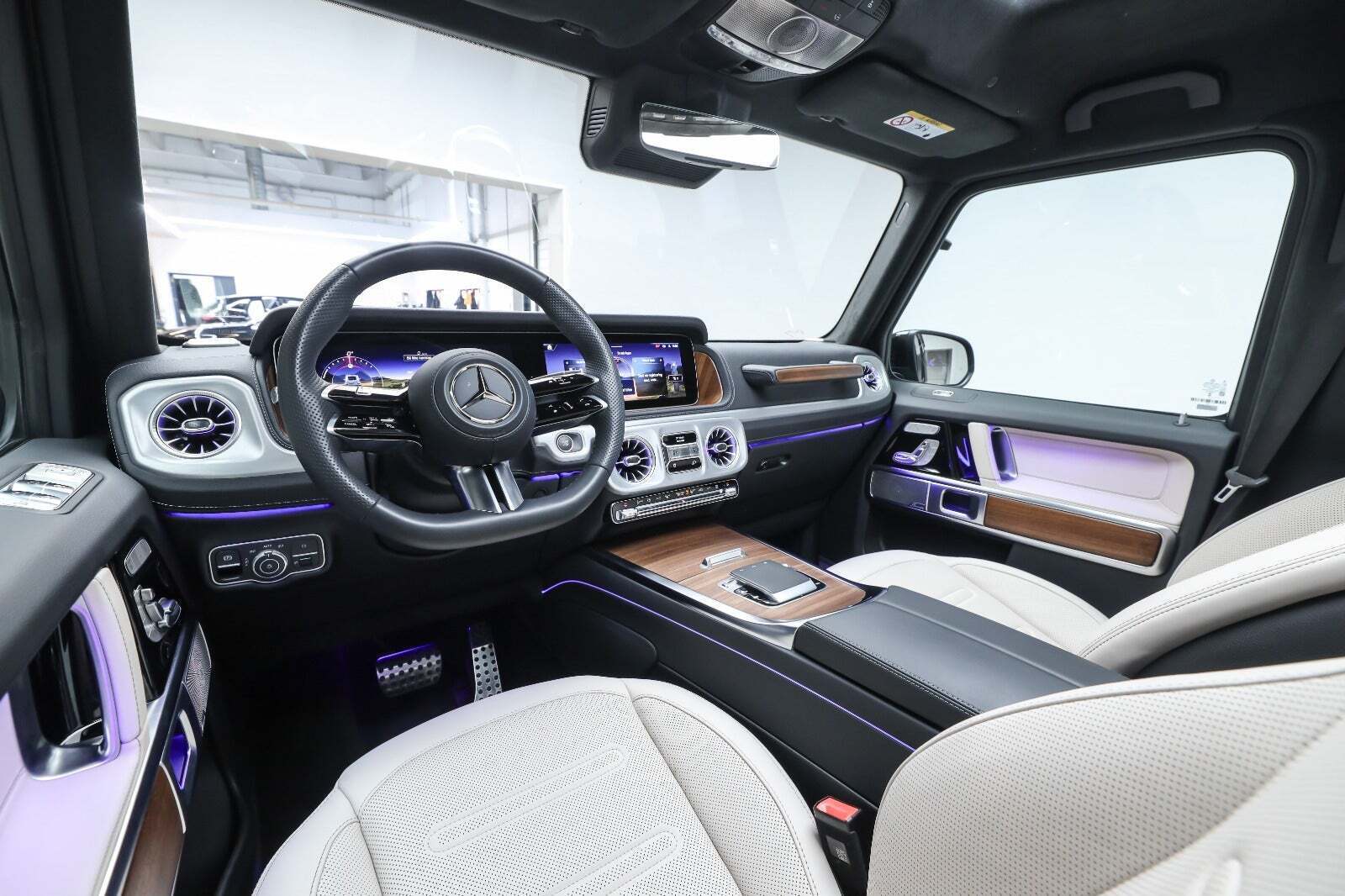 Grøn Mercedes G580 fra 2025 set indefra