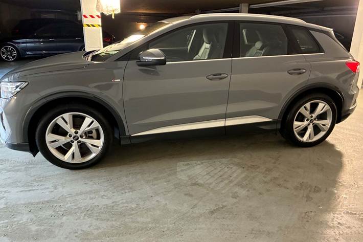 Grå Audi Q4 e-tron fra 2025