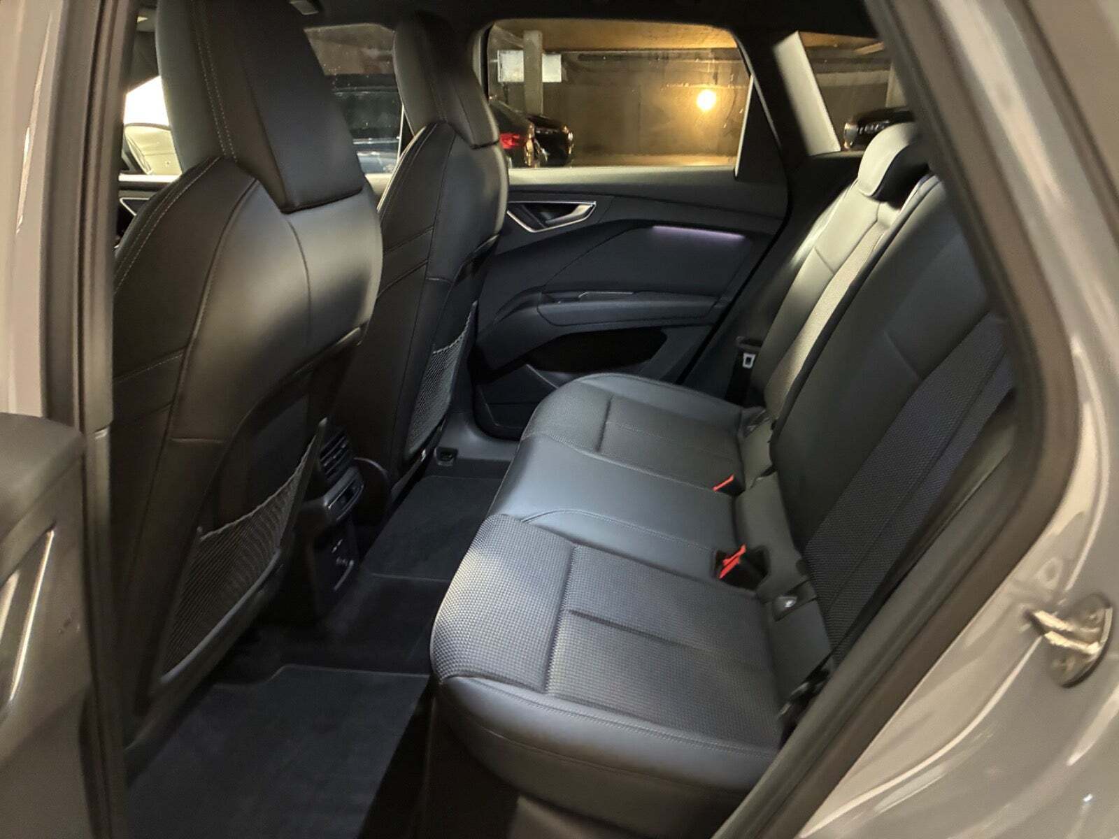 Grå Audi Q4 e-tron fra 2025